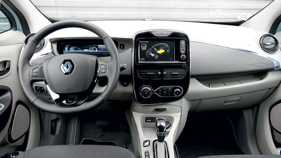 Acabamento e revestimentos são bem simples, mas o grande monitor valoriza o interior e melhora a qualidade percebida | <a href="https://beta-develop.quatrorodas.abril.com.br/carros/impressoes/renault-zoe-747928.shtml" rel="migration">Leia mais</a>