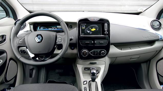 Acabamento e revestimentos são bem simples, mas o grande monitor valoriza o interior e melhora a qualidade percebida | <a href="https://beta-develop.quatrorodas.abril.com.br/carros/impressoes/renault-zoe-747928.shtml" rel="migration">Leia mais</a> Acabamento e revestimentos são bem simples, mas o grande monitor valoriza o interior e melhora a qualidade percebida | <a href="https://beta-develop.quatrorodas.abril.com.br/carros/impressoes/renault-zoe-747928.shtml" rel="migration">Leia mais</a>