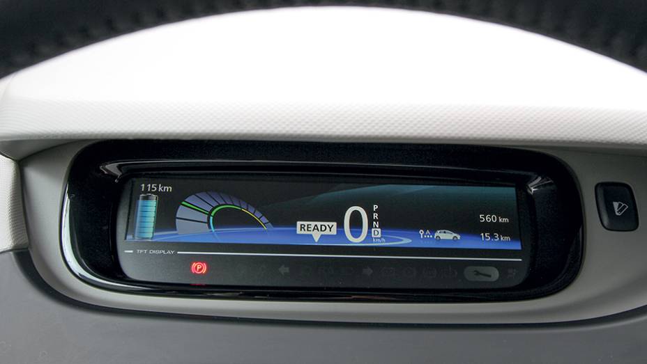 Tela substitui mostradores anal&oacute;gicos | <a href="https://beta-develop.quatrorodas.abril.com.br/carros/impressoes/renault-zoe-747928.shtml" rel="migration">Leia mais</a>
