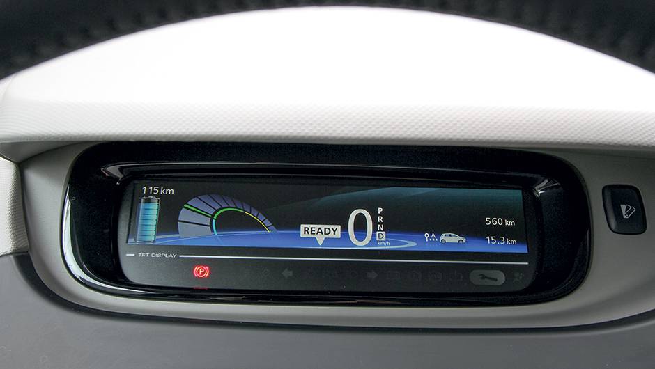 Tela substitui mostradores analógicos | <a href="https://beta-develop.quatrorodas.abril.com.br/carros/impressoes/renault-zoe-747928.shtml" rel="migration">Leia mais</a> Tela substitui mostradores analógicos | <a href="https://beta-develop.quatrorodas.abril.com.br/carros/impressoes/renault-zoe-747928.shtml" rel="migration">Leia mais</a>