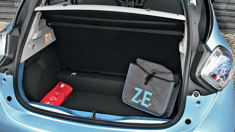 Porta-malas de 338 litros é suficiente para um compacto | <a href="https://beta-develop.quatrorodas.abril.com.br/carros/impressoes/renault-zoe-747928.shtml" rel="migration">Leia mais</a>