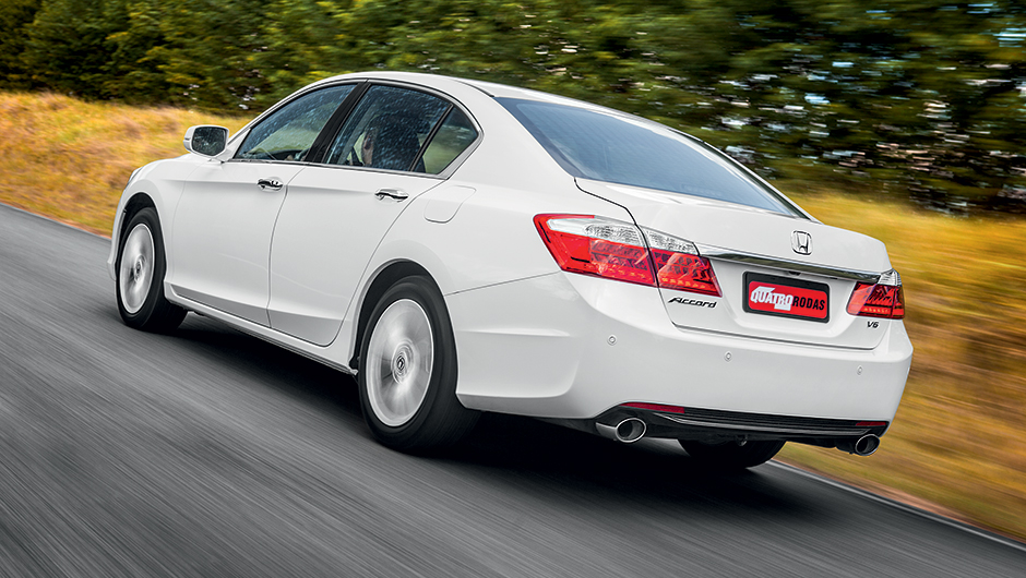 A vers&atilde;o V6 traz rodas de aro 17 e dupla sa&iacute;da de escapamento | <a href="https://beta-develop.quatrorodas.abril.com.br/carros/testes/honda-accord-748896.shtml" rel="migration">Leia mais</a>