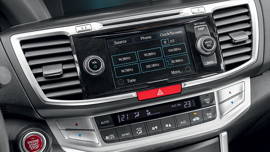 Visor digital re&uacute;ne informa&ccedil;&otilde;es de &aacute;udio, i-Mid e GPS | <a href="https://beta-develop.quatrorodas.abril.com.br/carros/testes/honda-accord-748896.shtml" rel="migration">Leia mais</a>