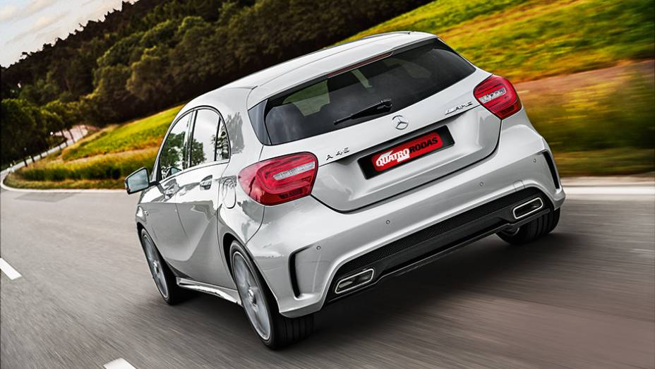 Vocação esportiva nas saídas de ar no para-choque e no duplo escape | <a href="https://beta-develop.quatrorodas.abril.com.br/carros/impressoes/mercedes-benz-45-amg-751203.shtml" rel="migration">Leia mais</a>