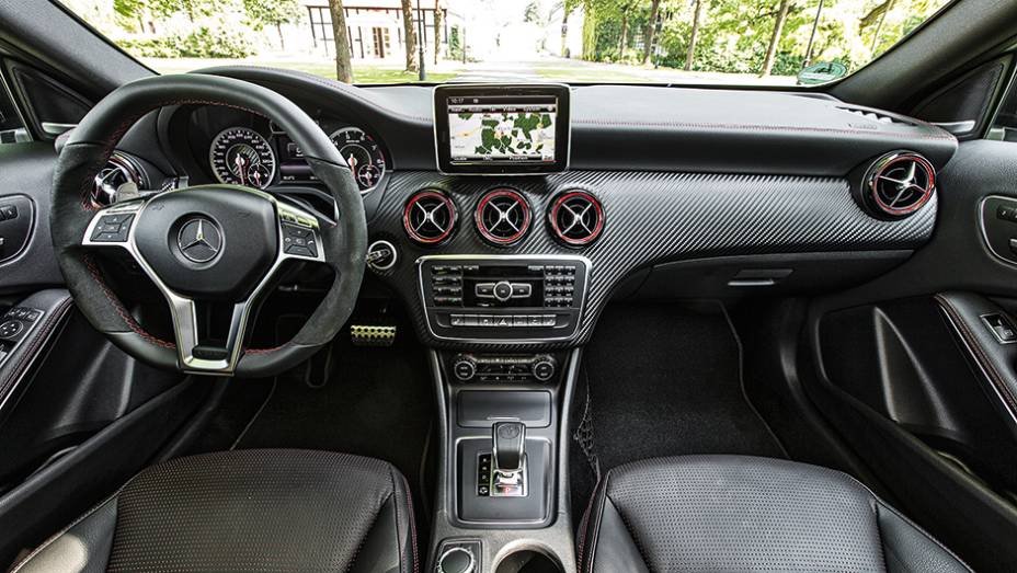 A vers&atilde;o AMG traz acabamento de fibra de carbono no painel como diferencial | <a href="https://beta-develop.quatrorodas.abril.com.br/carros/impressoes/mercedes-benz-45-amg-751203.shtml" rel="migration">Leia mais</a>