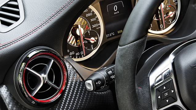 Difusores de ar com aros vermelhos | <a href="https://beta-develop.quatrorodas.abril.com.br/carros/impressoes/mercedes-benz-45-amg-751203.shtml" rel="migration">Leia mais</a> Difusores de ar com aros vermelhos | <a href="https://beta-develop.quatrorodas.abril.com.br/carros/impressoes/mercedes-benz-45-amg-751203.shtml" rel="migration">Leia mais</a>