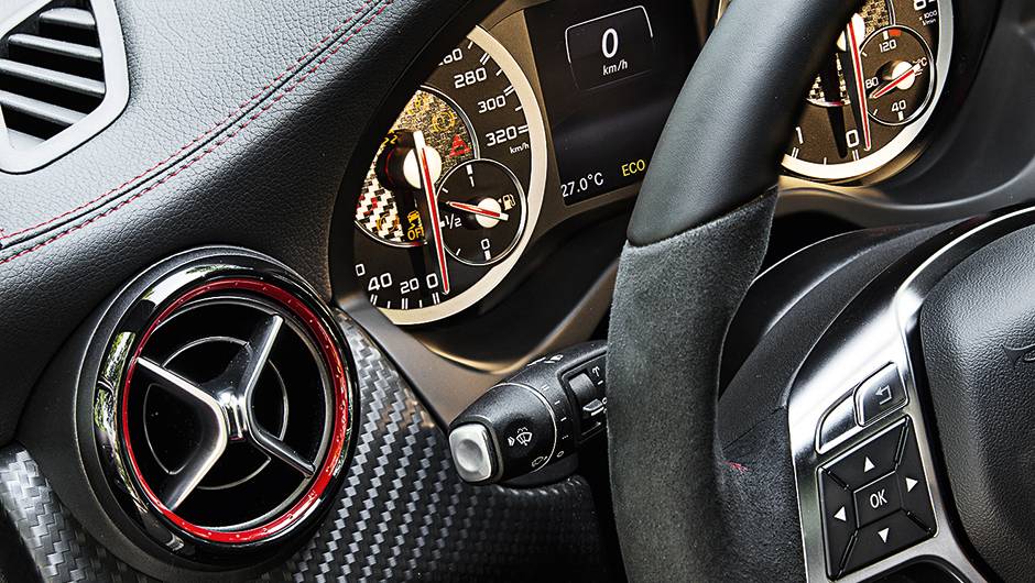 Difusores de ar com aros vermelhos | <a href="https://beta-develop.quatrorodas.abril.com.br/carros/impressoes/mercedes-benz-45-amg-751203.shtml" rel="migration">Leia mais</a> Difusores de ar com aros vermelhos | <a href="https://beta-develop.quatrorodas.abril.com.br/carros/impressoes/mercedes-benz-45-amg-751203.shtml" rel="migration">Leia mais</a>