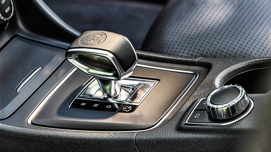 C&acirc;mbio tem 7 marchas e dupla embreagem | <a href="https://beta-develop.quatrorodas.abril.com.br/carros/impressoes/mercedes-benz-45-amg-751203.shtml" rel="migration">Leia mais</a>