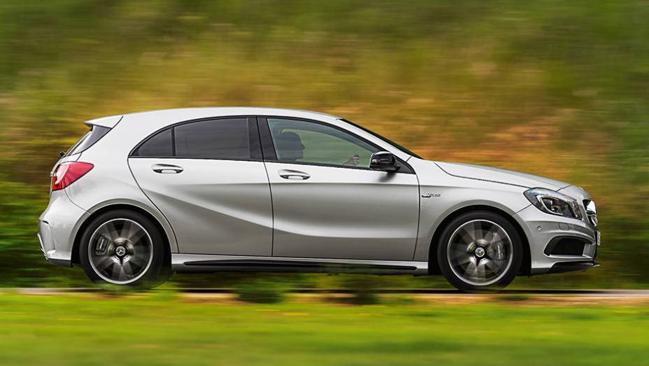 Com 4,36 metros, ele é só 2 cm mais comprido que um Focus | <a href="https://beta-develop.quatrorodas.abril.com.br/carros/impressoes/mercedes-benz-45-amg-751203.shtml" rel="migration">Leia mais</a>