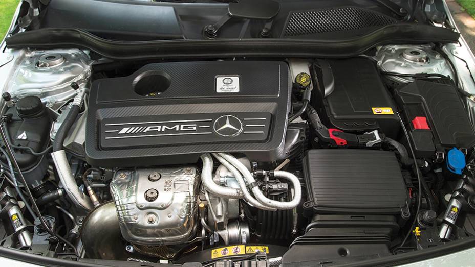 O motor &eacute; uma obra de arte: 360 cv num simples 2.0 turbo | <a href="https://beta-develop.quatrorodas.abril.com.br/carros/impressoes/mercedes-benz-45-amg-751203.shtml" rel="migration">Leia mais</a>
