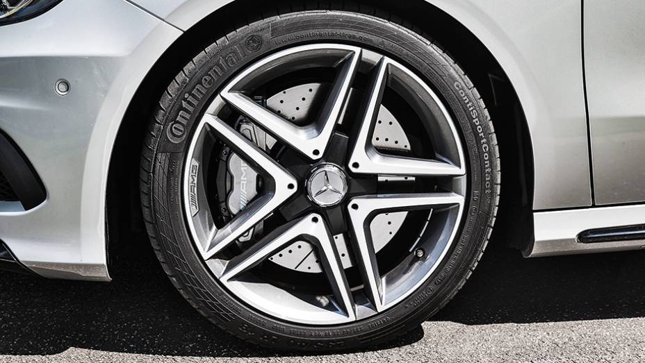 Rodas de 18 polegadas com freios ventilados e perfurados | <a href="https://beta-develop.quatrorodas.abril.com.br/carros/impressoes/mercedes-benz-45-amg-751203.shtml" rel="migration">Leia mais</a>