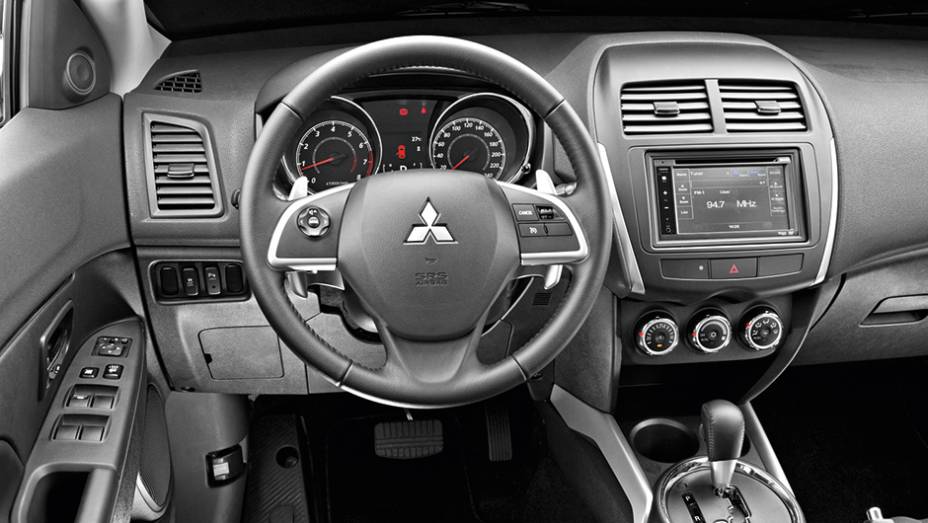 Sem mudan&ccedil;as internas, oferece bom pacote de equipamentos em todas as vers&otilde;es. Tela central &eacute; sens&iacute;vel ao toque | <a href="https://beta-develop.quatrorodas.abril.com.br/carros/lancamentos/mitsubishi-asx-awd-748892.shtml" rel="migration">Leia mais</a>