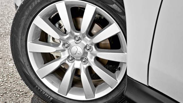 Por fora, as rodas de 18 polegadas são a novidade | <a href="https://beta-develop.quatrorodas.abril.com.br/carros/lancamentos/mitsubishi-asx-awd-748892.shtml" rel="migration">Leia mais</a> Por fora, as rodas de 18 polegadas são a novidade | <a href="https://beta-develop.quatrorodas.abril.com.br/carros/lancamentos/mitsubishi-asx-awd-748892.shtml" rel="migration">Leia mais</a>
