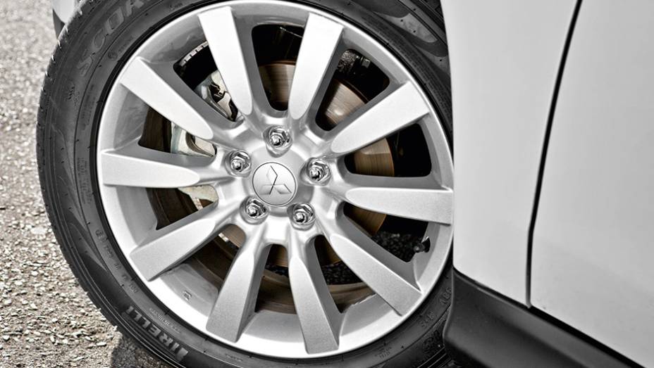 Por fora, as rodas de 18 polegadas s&atilde;o a novidade | <a href="https://beta-develop.quatrorodas.abril.com.br/carros/lancamentos/mitsubishi-asx-awd-748892.shtml" rel="migration">Leia mais</a>