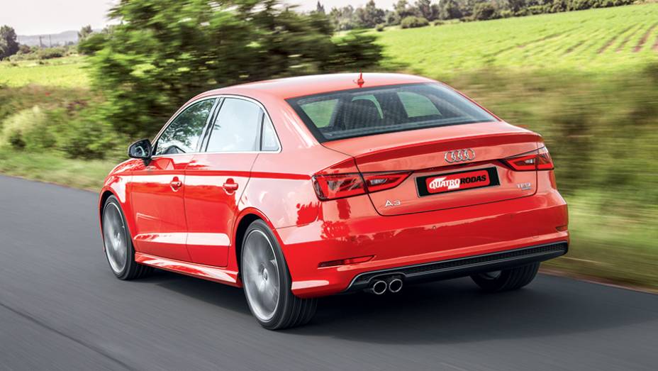 O novo sed&atilde; &eacute; 24 cm menor no comprimento que o Audi A4 | <a href="https://beta-develop.quatrorodas.abril.com.br/carros/impressoes/audi-a3-limousine-750333.shtml" rel="migration">Leia mais</a>