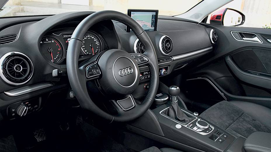 Monitor colorido se recolhe e pode ficar embutido no painel | <a href="https://beta-develop.quatrorodas.abril.com.br/carros/impressoes/audi-a3-limousine-750333.shtml" rel="migration">Leia mais</a>