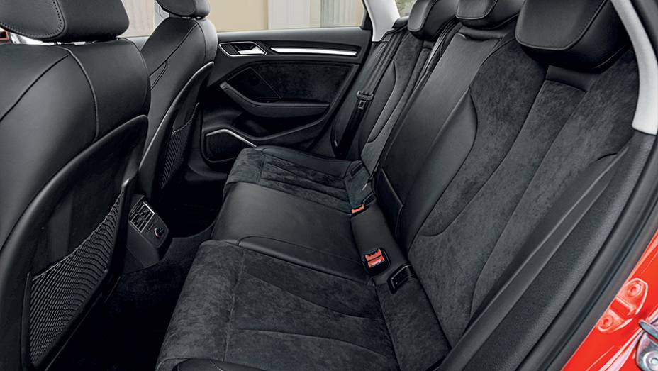 Banco traseiro pode acomodar tr&ecirc;s adultos, mas passageiro do meio sofre com o t&uacute;nel no piso | <a href="https://beta-develop.quatrorodas.abril.com.br/carros/impressoes/audi-a3-limousine-750333.shtml" rel="migration">Leia mais</a>