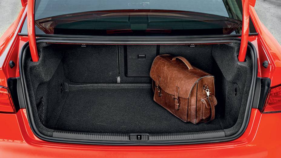 Porta-malas leva 425 litros | <a href="https://beta-develop.quatrorodas.abril.com.br/carros/impressoes/audi-a3-limousine-750333.shtml" rel="migration">Leia mais</a>