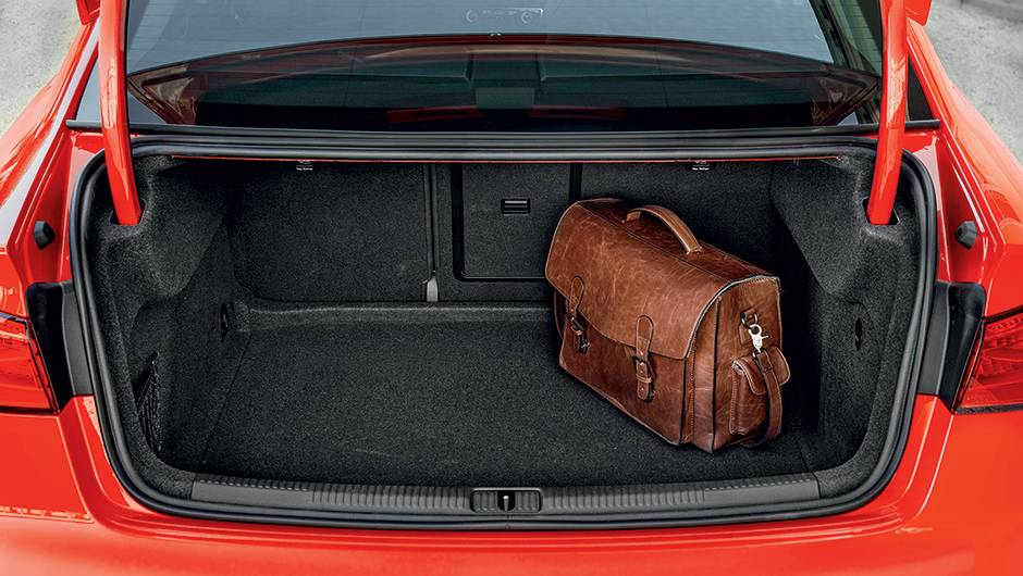 Porta-malas leva 425 litros | <a href="https://beta-develop.quatrorodas.abril.com.br/carros/impressoes/audi-a3-limousine-750333.shtml" rel="migration">Leia mais</a> Porta-malas leva 425 litros | <a href="https://beta-develop.quatrorodas.abril.com.br/carros/impressoes/audi-a3-limousine-750333.shtml" rel="migration">Leia mais</a>