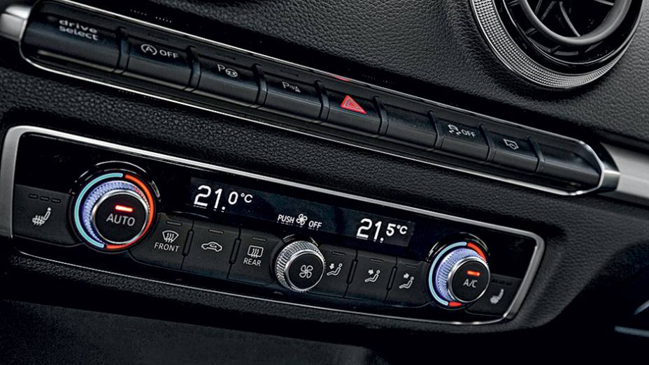 Ar-condicionado digital bizona com sa&iacute;das de ar atr&aacute;s | <a href="https://beta-develop.quatrorodas.abril.com.br/carros/impressoes/audi-a3-limousine-750333.shtml" rel="migration">Leia mais</a>