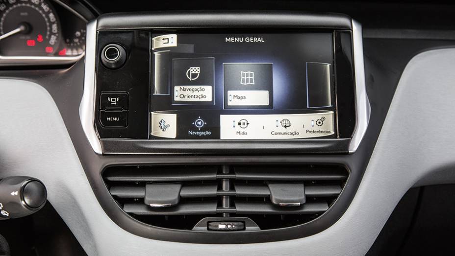 Som, GPS e Bluetooth são controlados por tela sensível | <a href="https://beta-develop.quatrorodas.abril.com.br/carros/comparativos/fiesta-x-208-x-c3-749647.shtml" rel="migration">Leia mais</a> Som, GPS e Bluetooth são controlados por tela sensível | <a href="https://beta-develop.quatrorodas.abril.com.br/carros/comparativos/fiesta-x-208-x-c3-749647.shtml" rel="migration">Leia mais</a>