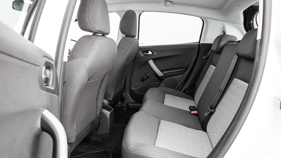 Sem encosto de cabeça, tem cinto de três pontos no meio | <a href="https://beta-develop.quatrorodas.abril.com.br/carros/comparativos/fiesta-x-208-x-c3-749647.shtml" rel="migration">Leia mais</a> Sem encosto de cabeça, tem cinto de três pontos no meio | <a href="https://beta-develop.quatrorodas.abril.com.br/carros/comparativos/fiesta-x-208-x-c3-749647.shtml" rel="migration">Leia mais</a>