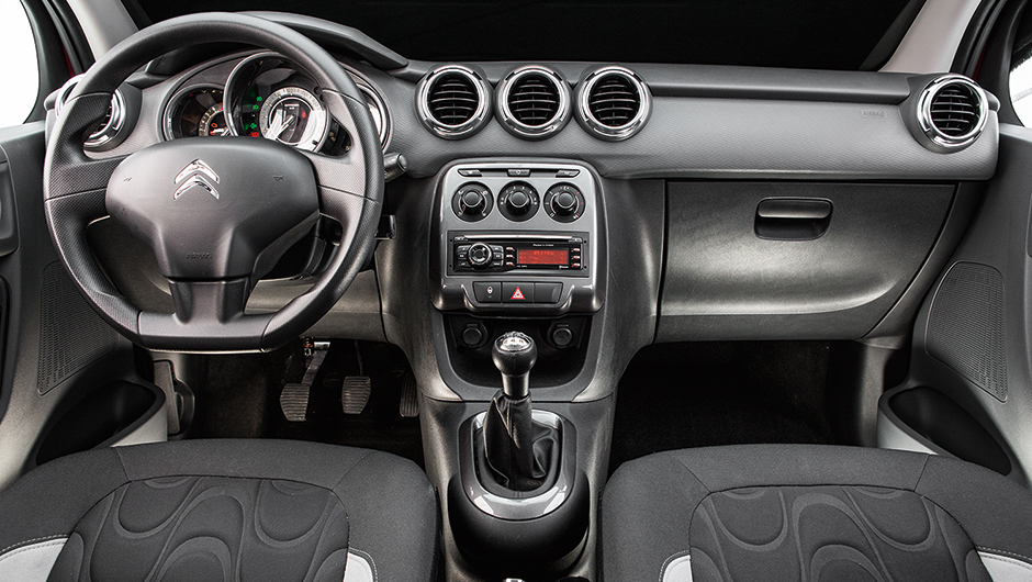 Painel tem tr&ecirc;s sa&iacute;das de ar centrais e porta-luvas generoso | <a href="https://beta-develop.quatrorodas.abril.com.br/carros/comparativos/fiesta-x-208-x-c3-749647.shtml" rel="migration">Leia mais</a>