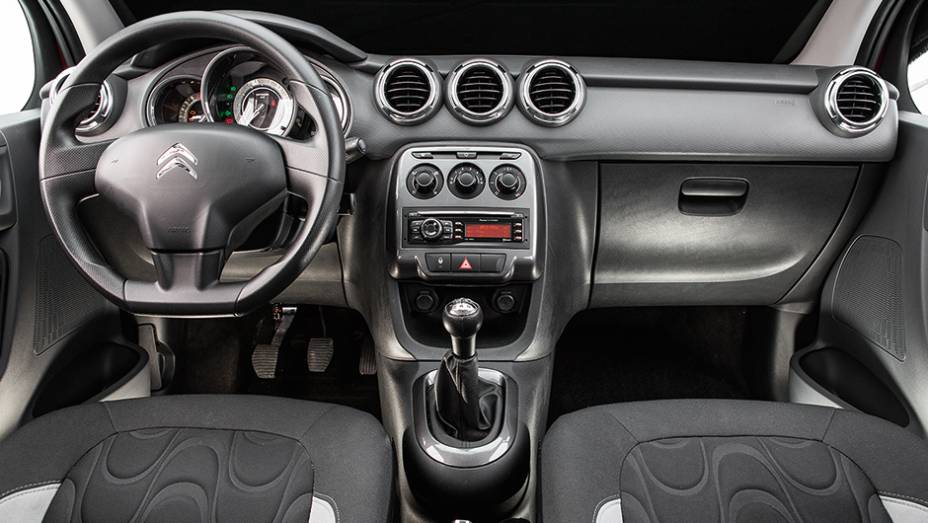 Painel tem três saídas de ar centrais e porta-luvas generoso | <a href="https://beta-develop.quatrorodas.abril.com.br/carros/comparativos/fiesta-x-208-x-c3-749647.shtml" rel="migration">Leia mais</a> Painel tem três saídas de ar centrais e porta-luvas generoso | <a href="https://beta-develop.quatrorodas.abril.com.br/carros/comparativos/fiesta-x-208-x-c3-749647.shtml" rel="migration">Leia mais</a>