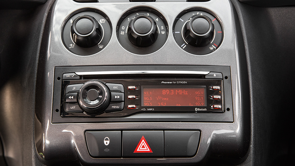 R&aacute;dio de s&eacute;rie fornecido pela Pioneer &eacute; pr&aacute;tico de usar | <a href="https://beta-develop.quatrorodas.abril.com.br/carros/comparativos/fiesta-x-208-x-c3-749647.shtml" rel="migration">Leia mais</a>