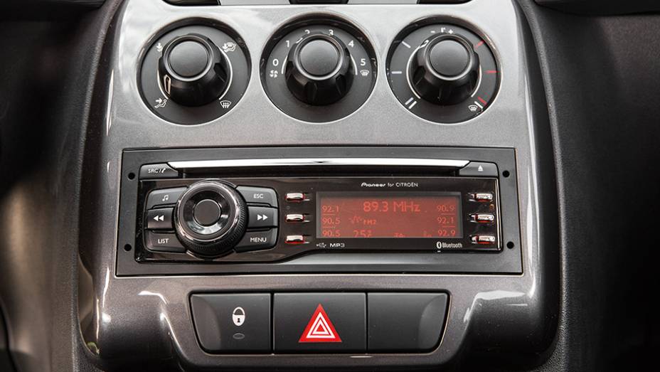Rádio de série fornecido pela Pioneer é prático de usar | <a href="https://beta-develop.quatrorodas.abril.com.br/carros/comparativos/fiesta-x-208-x-c3-749647.shtml" rel="migration">Leia mais</a> Rádio de série fornecido pela Pioneer é prático de usar | <a href="https://beta-develop.quatrorodas.abril.com.br/carros/comparativos/fiesta-x-208-x-c3-749647.shtml" rel="migration">Leia mais</a>