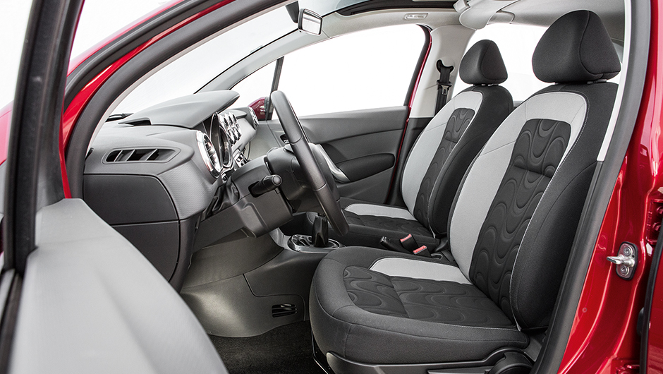 Banco em dois tons com textura 3D e &oacute;timo acabamento | <a href="https://beta-develop.quatrorodas.abril.com.br/carros/comparativos/fiesta-x-208-x-c3-749647.shtml" rel="migration">Leia mais</a>