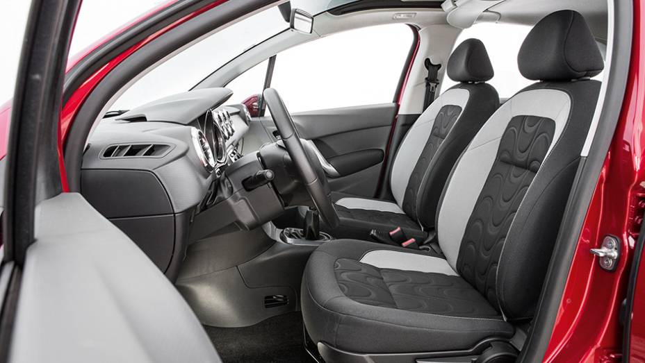 Banco em dois tons com textura 3D e ótimo acabamento | <a href="https://beta-develop.quatrorodas.abril.com.br/carros/comparativos/fiesta-x-208-x-c3-749647.shtml" rel="migration">Leia mais</a> Banco em dois tons com textura 3D e ótimo acabamento | <a href="https://beta-develop.quatrorodas.abril.com.br/carros/comparativos/fiesta-x-208-x-c3-749647.shtml" rel="migration">Leia mais</a>