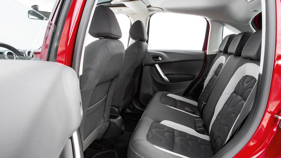 Banco do meio tem cinto de três pontos e encosto de cabeça | <a href="https://beta-develop.quatrorodas.abril.com.br/carros/comparativos/fiesta-x-208-x-c3-749647.shtml" rel="migration">Leia mais</a> Banco do meio tem cinto de três pontos e encosto de cabeça | <a href="https://beta-develop.quatrorodas.abril.com.br/carros/comparativos/fiesta-x-208-x-c3-749647.shtml" rel="migration">Leia mais</a>