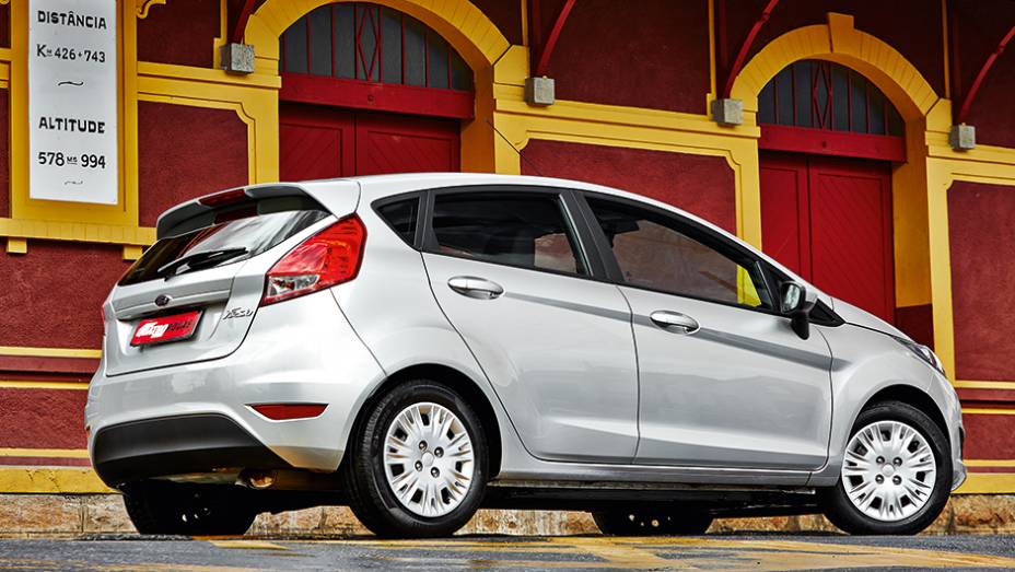 Fiesta vem com pneus 195/55 R15 desde a versão básica | <a href="https://beta-develop.quatrorodas.abril.com.br/carros/comparativos/fiesta-x-208-x-c3-749647.shtml" rel="migration">Leia mais</a> Fiesta vem com pneus 195/55 R15 desde a versão básica | <a href="https://beta-develop.quatrorodas.abril.com.br/carros/comparativos/fiesta-x-208-x-c3-749647.shtml" rel="migration">Leia mais</a>