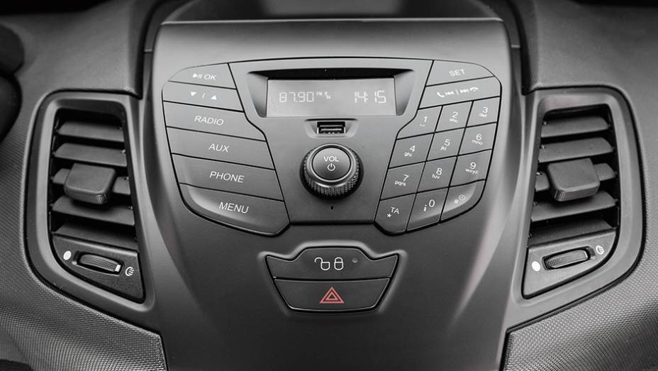 Som My Connection é difícil de usar e posição do USB é ruim | <a href="https://beta-develop.quatrorodas.abril.com.br/carros/comparativos/fiesta-x-208-x-c3-749647.shtml" rel="migration">Leia mais</a> Som My Connection é difícil de usar e posição do USB é ruim | <a href="https://beta-develop.quatrorodas.abril.com.br/carros/comparativos/fiesta-x-208-x-c3-749647.shtml" rel="migration">Leia mais</a>