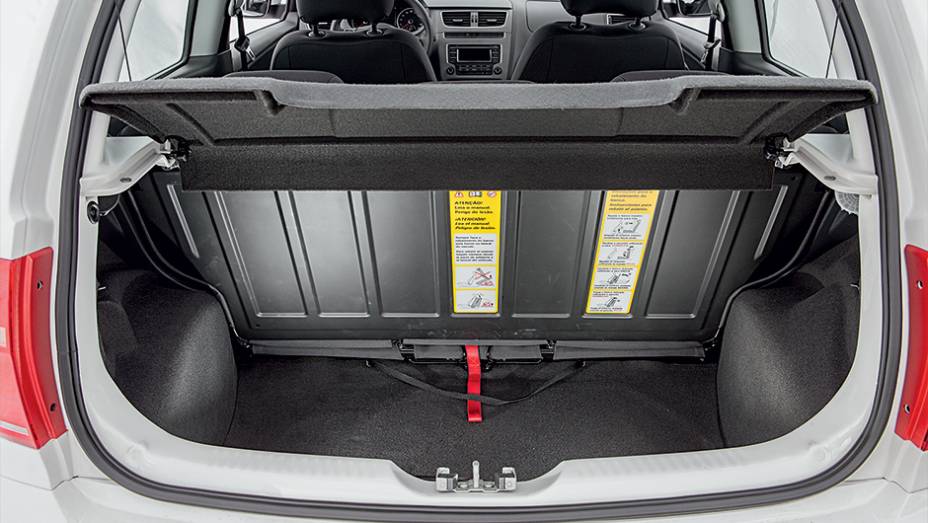 No porta-malas cabem 260 litros de bagagem | <a href="https://beta-develop.quatrorodas.abril.com.br/carros/testes/volkswagen-fox-bluemotion-749109.shtml" rel="migration">Leia mais</a>