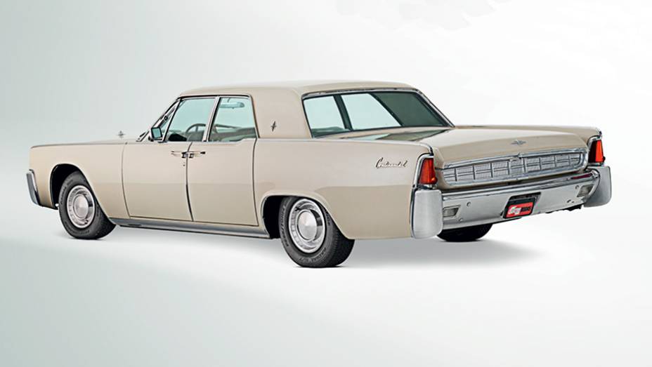 O sedã era a versão topo de linha da Lincoln | <a href="https://beta-develop.quatrorodas.abril.com.br/carros/classicos-grandescarros/lincoln-continental-751204.shtml" rel="migration">Leia mais</a>