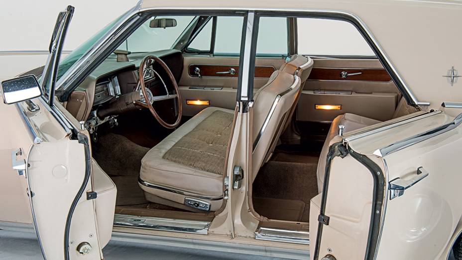 Portas traseiras suicidas: a cara do Continental de 1961 a 70 | <a href="https://beta-develop.quatrorodas.abril.com.br/carros/classicos-grandescarros/lincoln-continental-751204.shtml" rel="migration">Leia mais</a> Portas traseiras suicidas: a cara do Continental de 1961 a 70 | <a href="https://beta-develop.quatrorodas.abril.com.br/carros/classicos-grandescarros/lincoln-continental-751204.shtml" rel="migration">Leia mais</a>