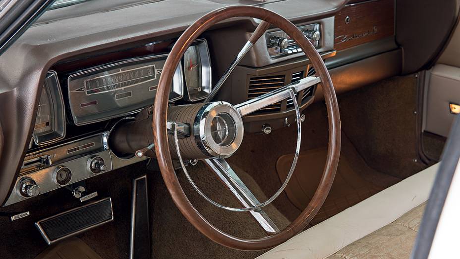 Acabamento de nogueira faz contraste com a tape&ccedil;aria clara | <a href="https://beta-develop.quatrorodas.abril.com.br/carros/classicos-grandescarros/lincoln-continental-751204.shtml" rel="migration">Leia mais</a>