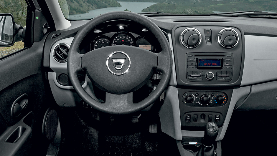Interior farto em acabamento de pl&aacute;sticos duros, inclusive no volante | <a href="https://beta-develop.quatrorodas.abril.com.br/carros/impressoes/dacia-logan-749339.shtml" rel="migration">Leia mais</a>