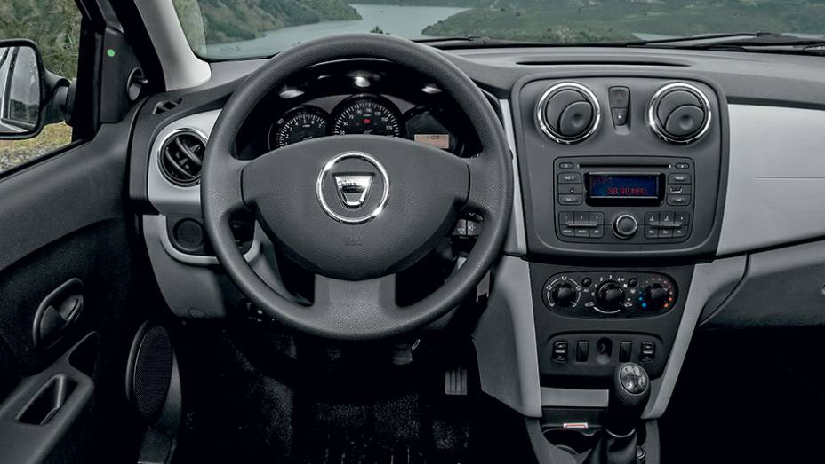 Interior farto em acabamento de plásticos duros, inclusive no volante | <a href="https://beta-develop.quatrorodas.abril.com.br/carros/impressoes/dacia-logan-749339.shtml" rel="migration">Leia mais</a> Interior farto em acabamento de plásticos duros, inclusive no volante | <a href="https://beta-develop.quatrorodas.abril.com.br/carros/impressoes/dacia-logan-749339.shtml" rel="migration">Leia mais</a>