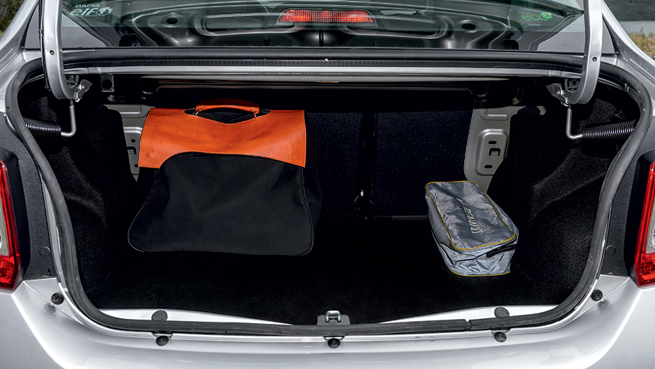 O porta-malas continua sendo um dos maiores da categoria, com 510 litros | <a href="https://beta-develop.quatrorodas.abril.com.br/carros/impressoes/dacia-logan-749339.shtml" rel="migration">Leia mais</a>