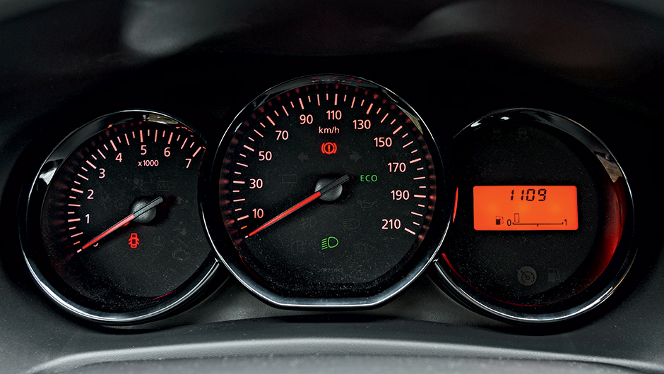 Aro cromado d&aacute; ar mais refinado aos instrumentos; visor migrou do meio para a direita | <a href="https://beta-develop.quatrorodas.abril.com.br/carros/impressoes/dacia-logan-749339.shtml" rel="migration">Leia mais</a>