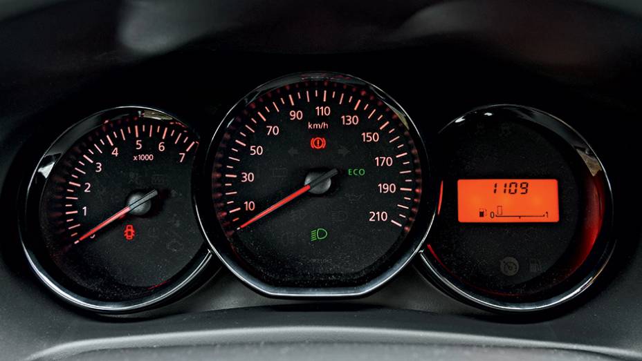 Aro cromado dá ar mais refinado aos instrumentos; visor migrou do meio para a direita | <a href="https://beta-develop.quatrorodas.abril.com.br/carros/impressoes/dacia-logan-749339.shtml" rel="migration">Leia mais</a> Aro cromado dá ar mais refinado aos instrumentos; visor migrou do meio para a direita | <a href="https://beta-develop.quatrorodas.abril.com.br/carros/impressoes/dacia-logan-749339.shtml" rel="migration">Leia mais</a>