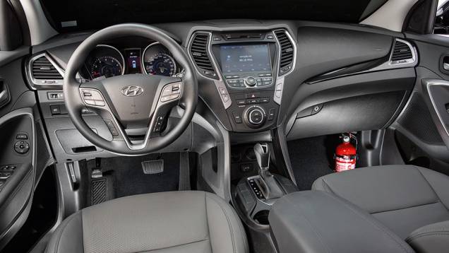 No volante - multifuncional -, assistência elétrica com três níveis de "peso" | <a href="https://beta-develop.quatrorodas.abril.com.br/carros/testes/hyundai-santa-fe-3-3-749761.shtml" rel="migration">Leia mais</a> No volante - multifuncional -, assistência elétrica com três níveis de "peso" | <a href="https://beta-develop.quatrorodas.abril.com.br/carros/testes/hyundai-santa-fe-3-3-749761.shtml" rel="migration">Leia mais</a>
