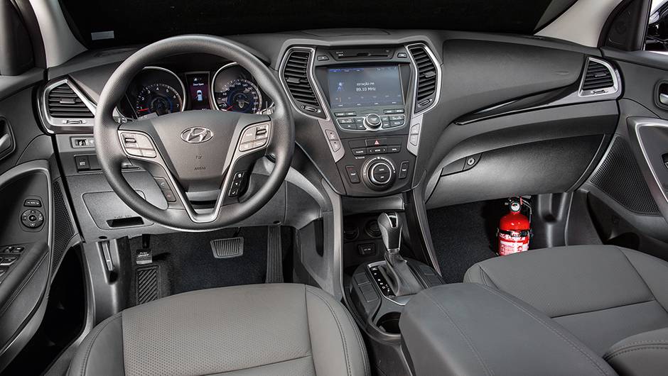 No volante - multifuncional -, assistência elétrica com três níveis de "peso" | <a href="https://beta-develop.quatrorodas.abril.com.br/carros/testes/hyundai-santa-fe-3-3-749761.shtml" rel="migration">Leia mais</a> No volante - multifuncional -, assistência elétrica com três níveis de "peso" | <a href="https://beta-develop.quatrorodas.abril.com.br/carros/testes/hyundai-santa-fe-3-3-749761.shtml" rel="migration">Leia mais</a>