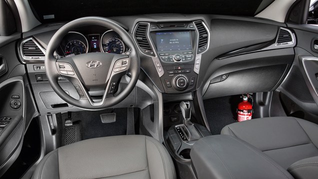 No volante - multifuncional -, assistência elétrica com três níveis de "peso" | <a href="https://beta-develop.quatrorodas.abril.com.br/carros/testes/hyundai-santa-fe-3-3-749761.shtml" rel="migration">Leia mais</a> No volante - multifuncional -, assistência elétrica com três níveis de "peso" | <a href="https://beta-develop.quatrorodas.abril.com.br/carros/testes/hyundai-santa-fe-3-3-749761.shtml" rel="migration">Leia mais</a>
