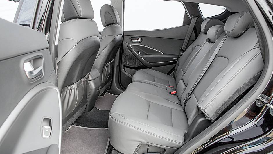 ... o espaço no banco traseiro é amplo e confortável | <a href="https://beta-develop.quatrorodas.abril.com.br/carros/testes/hyundai-santa-fe-3-3-749761.shtml" rel="migration">Leia mais</a> ... o espaço no banco traseiro é amplo e confortável | <a href="https://beta-develop.quatrorodas.abril.com.br/carros/testes/hyundai-santa-fe-3-3-749761.shtml" rel="migration">Leia mais</a>