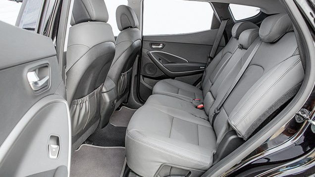 ... o espaço no banco traseiro é amplo e confortável | <a href="https://beta-develop.quatrorodas.abril.com.br/carros/testes/hyundai-santa-fe-3-3-749761.shtml" rel="migration">Leia mais</a> ... o espaço no banco traseiro é amplo e confortável | <a href="https://beta-develop.quatrorodas.abril.com.br/carros/testes/hyundai-santa-fe-3-3-749761.shtml" rel="migration">Leia mais</a>