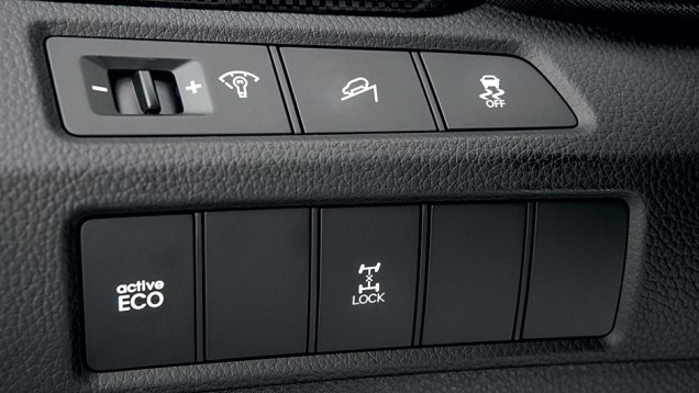Auxílio de frenagem, ESP, modo ECO e bloqueio de diferencial | <a href="https://beta-develop.quatrorodas.abril.com.br/carros/testes/hyundai-santa-fe-3-3-749761.shtml" rel="migration">Leia mais</a> Auxílio de frenagem, ESP, modo ECO e bloqueio de diferencial | <a href="https://beta-develop.quatrorodas.abril.com.br/carros/testes/hyundai-santa-fe-3-3-749761.shtml" rel="migration">Leia mais</a>